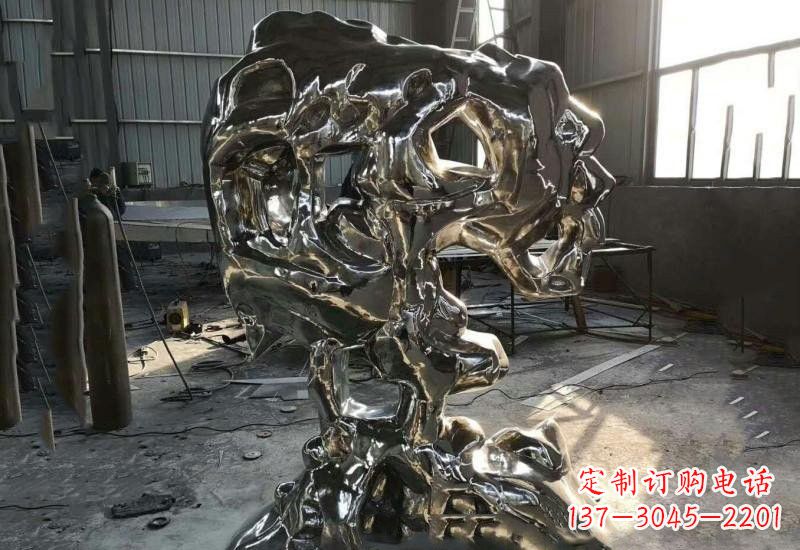 威海太湖石雕塑不锈钢公园的镜面之美