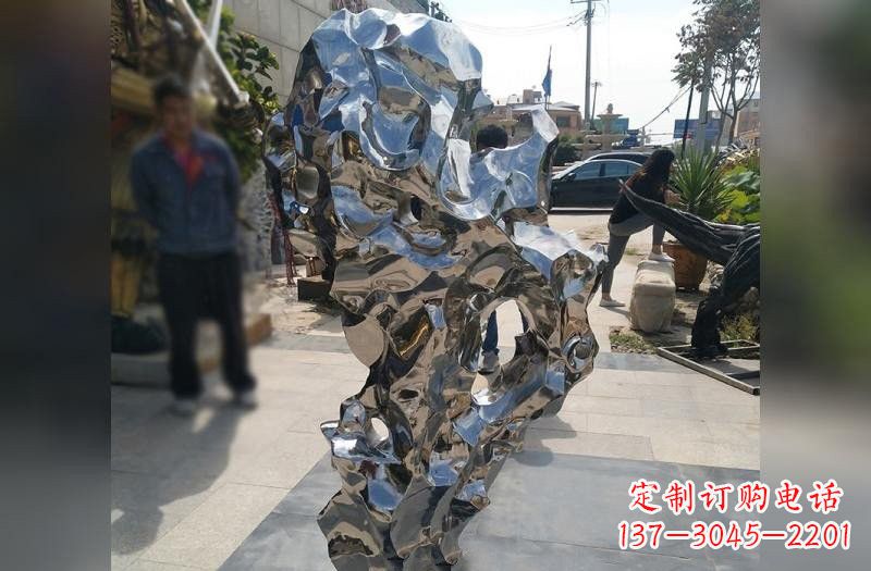 威海太湖石雕塑——点缀不锈钢公园