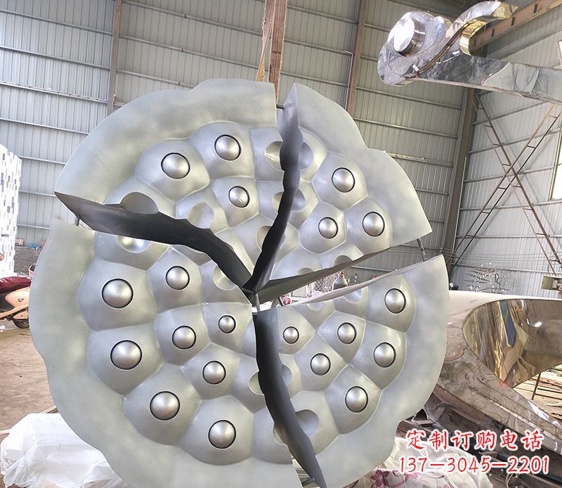 威海不锈钢公园莲蓬雕塑高贵雍容的象征