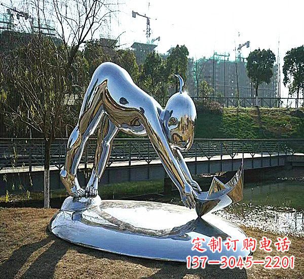 威海不锈钢公园拿折纸船的儿童雕塑