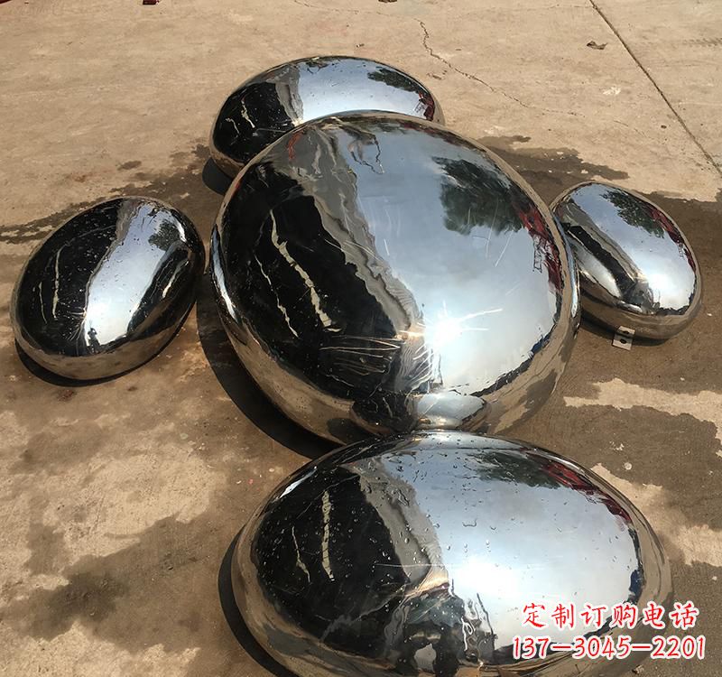 威海不锈钢水滴雕塑精致而又充满力量
