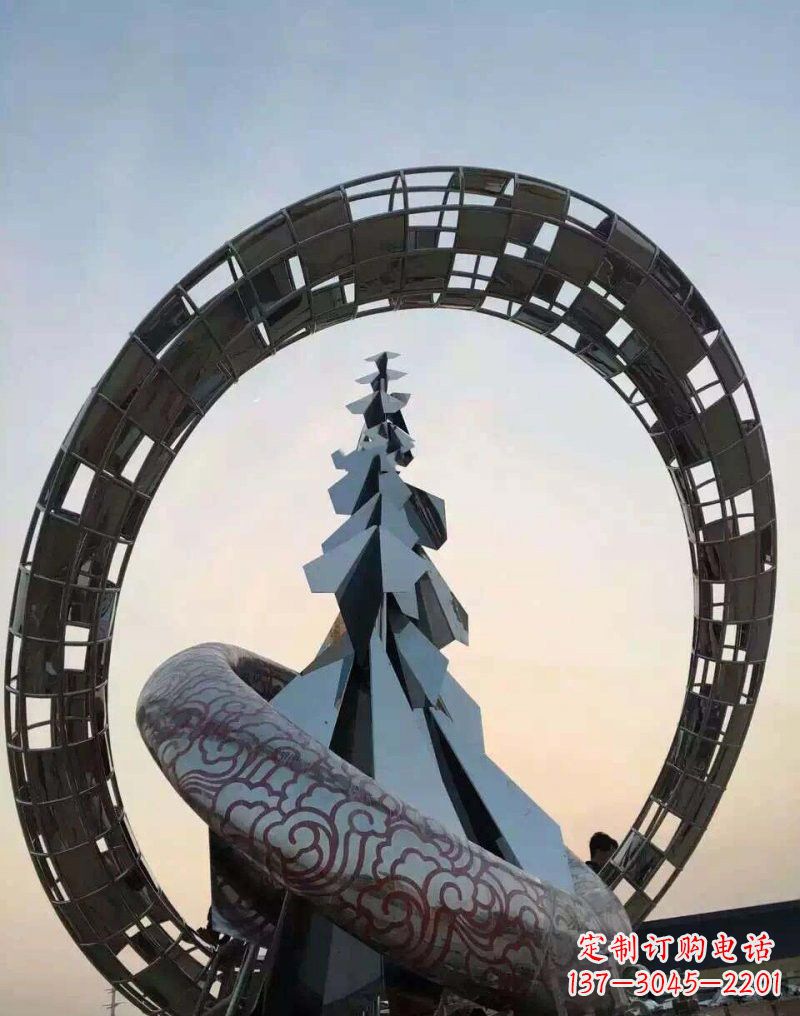 威海不锈钢广场上的松树雕塑
