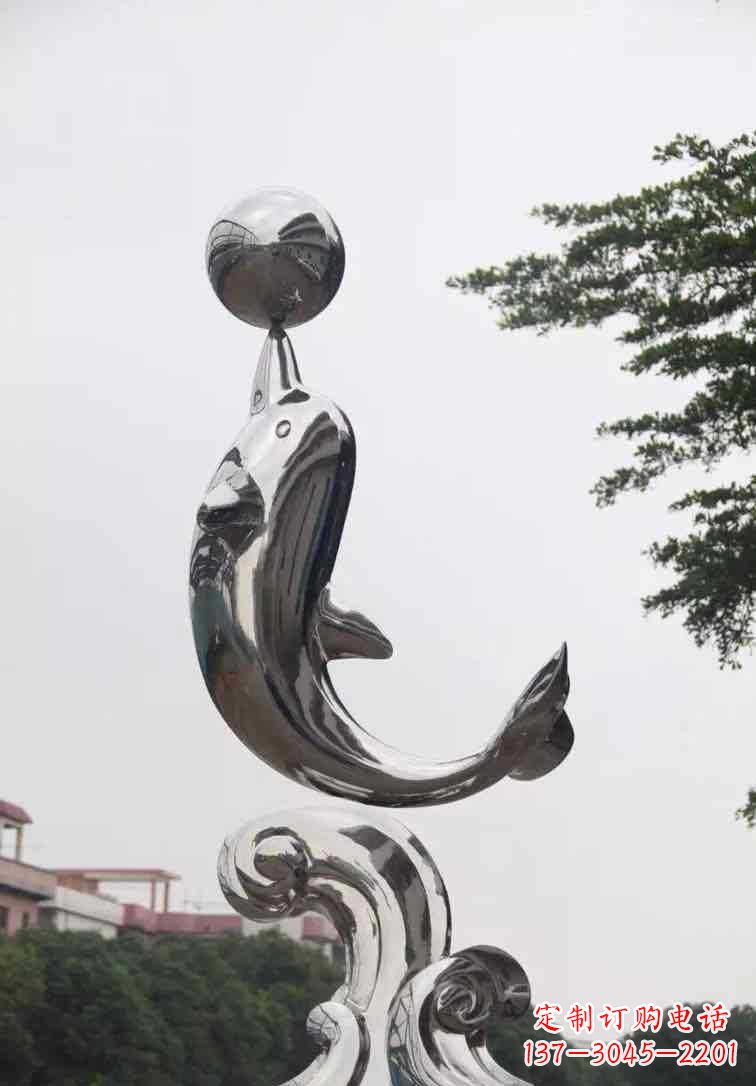 威海海豚雕塑增添不锈钢广场的魅力