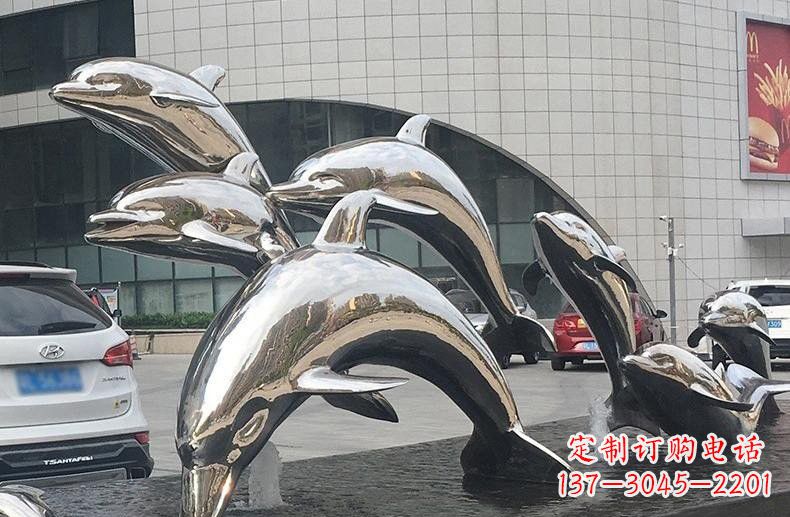 威海海豚雕塑——不锈钢广场上的跳跃动态