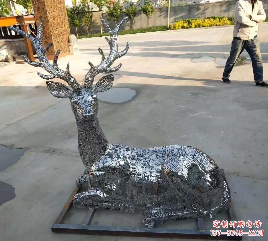 威海梅花鹿雕塑点缀不锈钢广场星空