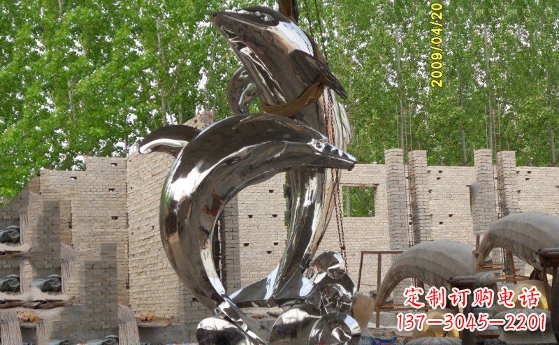 威海海豚之美不锈钢海边雕塑