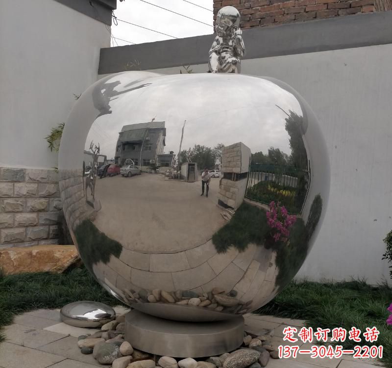 威海不锈钢金色苹果雕塑古典与现代的结合