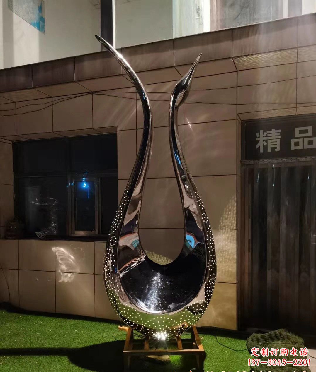 威海不锈钢镜面天鹅雕塑——象征着美丽与坚强