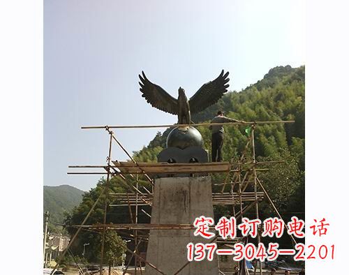 威海不锈钢老鹰踩地球雕塑缅怀大自然之美