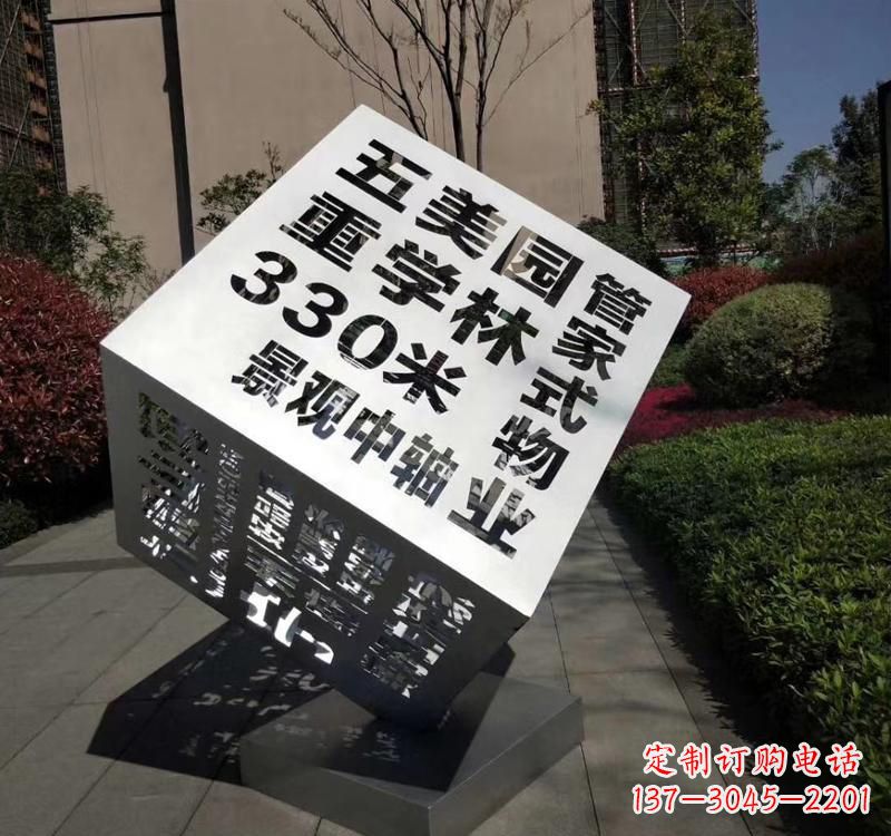 威海精致而经典不锈钢立体魔方雕塑