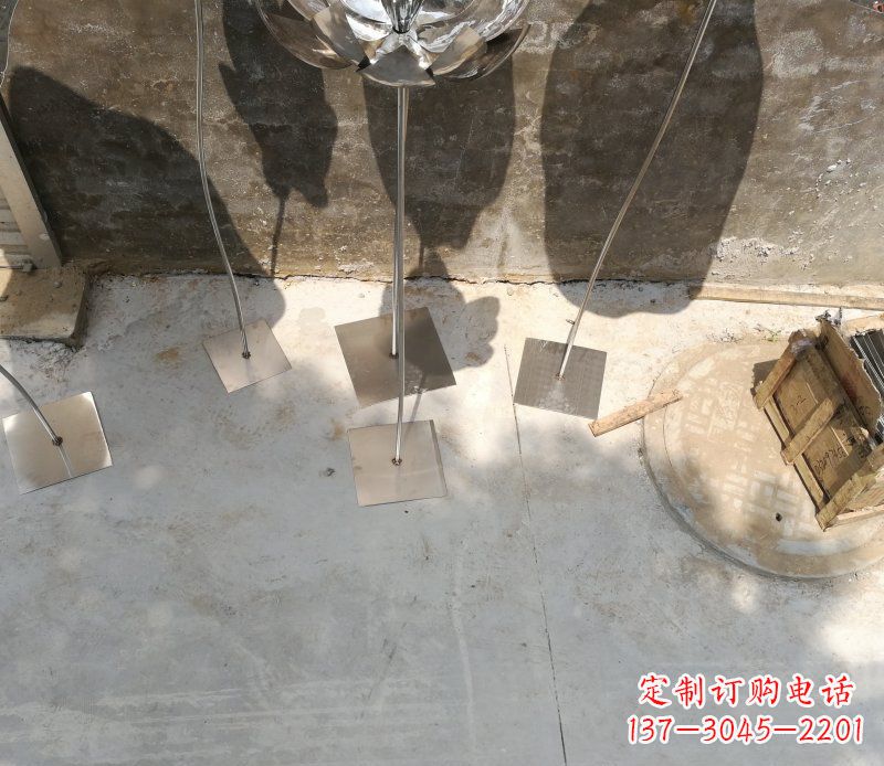 威海不锈钢荷叶雕塑给大厅带来精致优雅