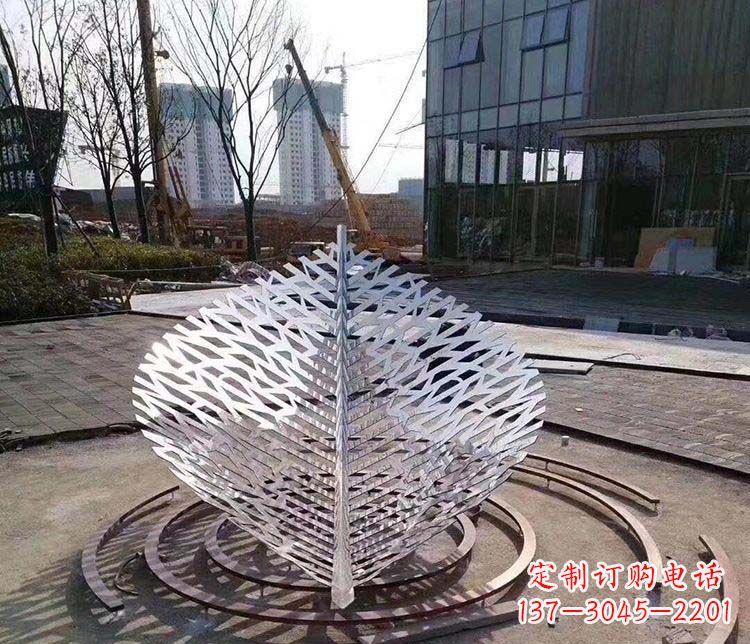 威海不锈钢镂空树叶雕塑精美雕刻的艺术