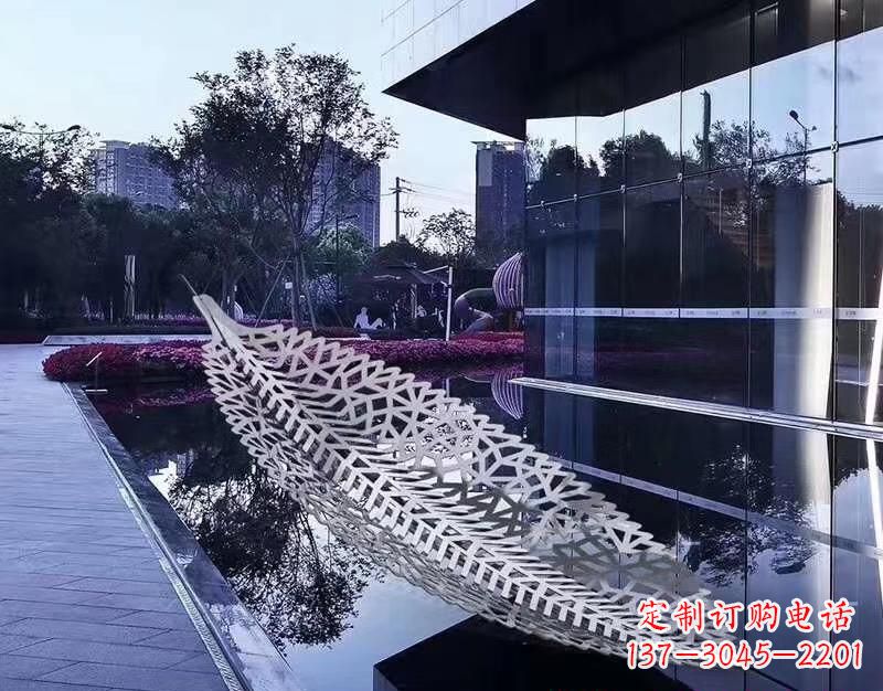 威海不锈钢镂空树叶雕塑——精致美观的艺术精品