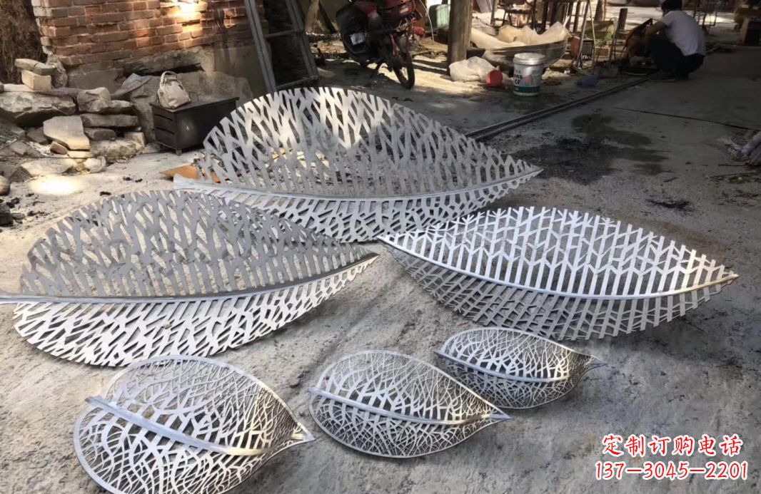 威海不锈钢树叶雕塑美丽的自然之美