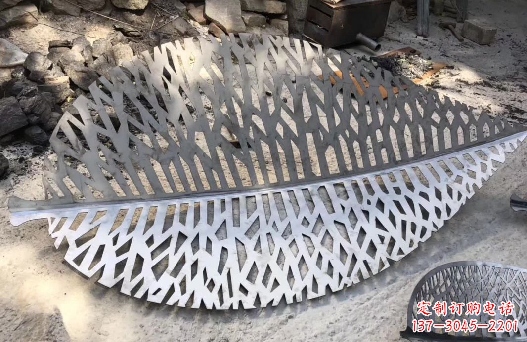 威海不锈钢镂空树叶雕塑艺术的精美结合