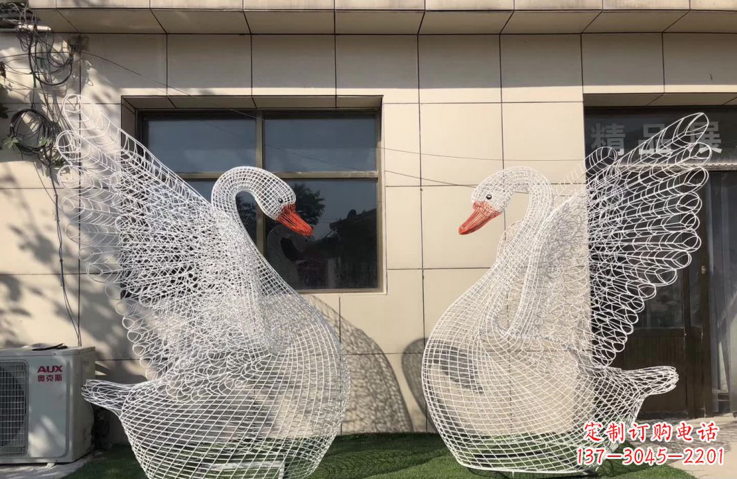 威海不锈钢镂空天鹅雕塑象征着美丽的永恒