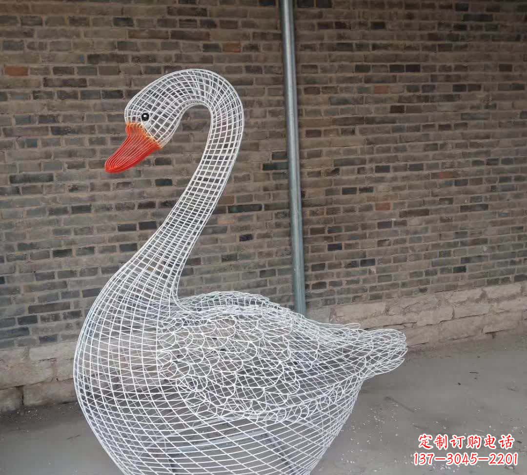 威海不锈钢镂空天鹅雕塑精美而优雅