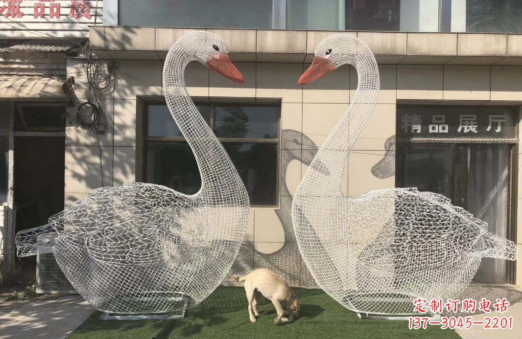 威海不锈钢镂空天鹅雕塑给室外增添美感