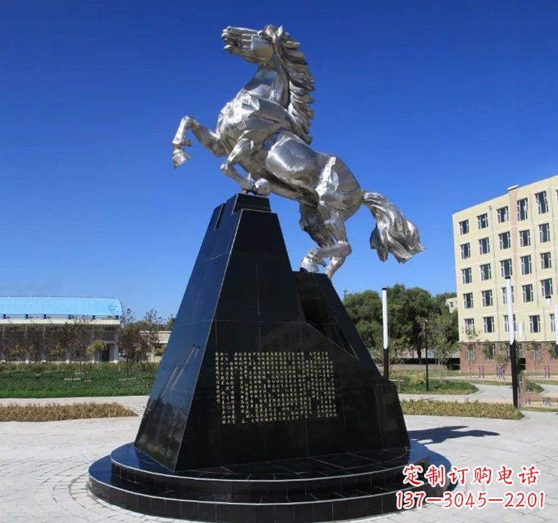 威海不锈钢企业广场上的马雕塑
