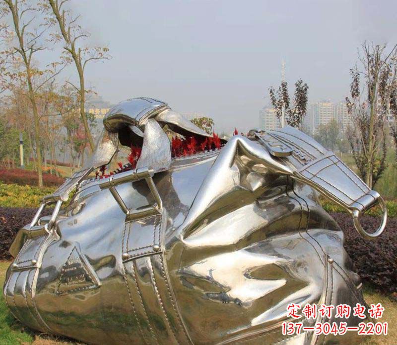 威海精美不锈钢手提包雕塑