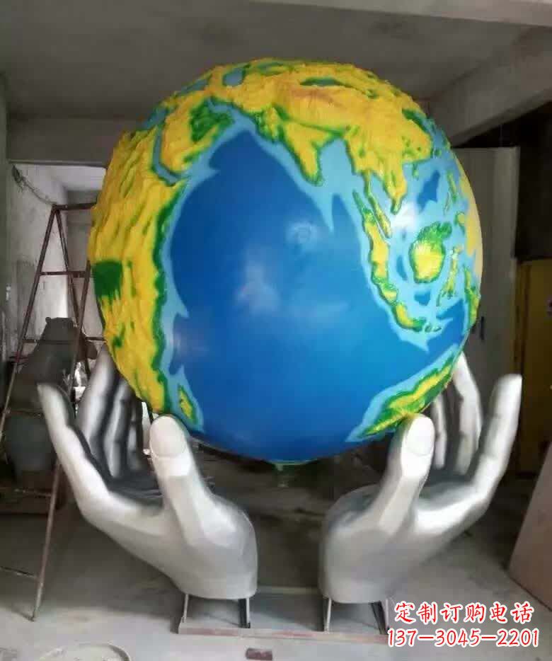 威海不锈钢手托地球雕塑精美的艺术作品