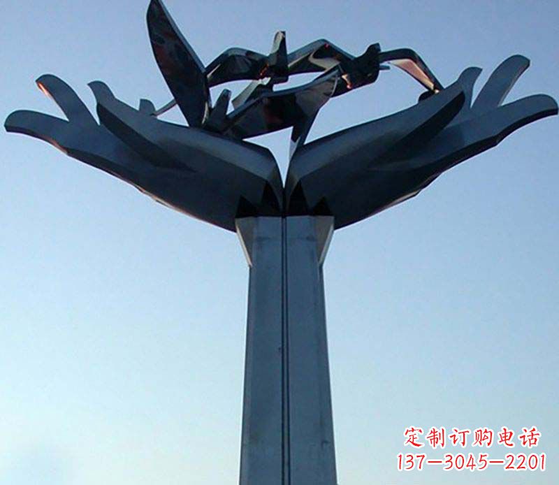 威海不锈钢手托鸽子雕塑象征着和平与爱