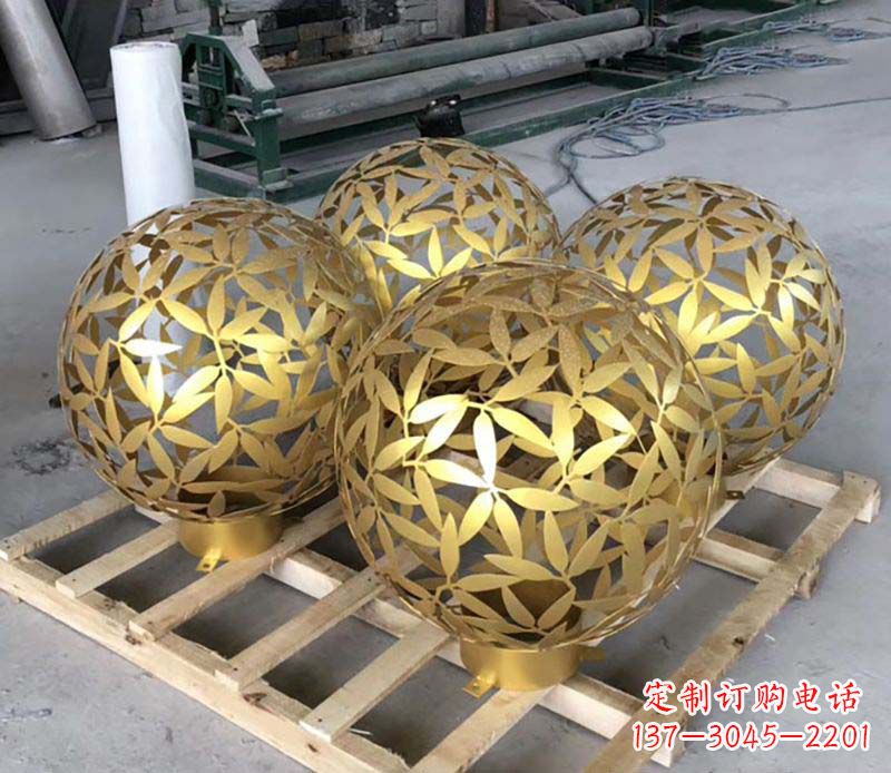 威海不锈钢树叶镂空球的美妙景观