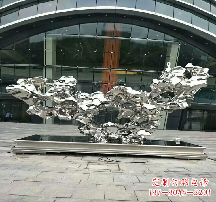 威海灵动的太湖石雕塑