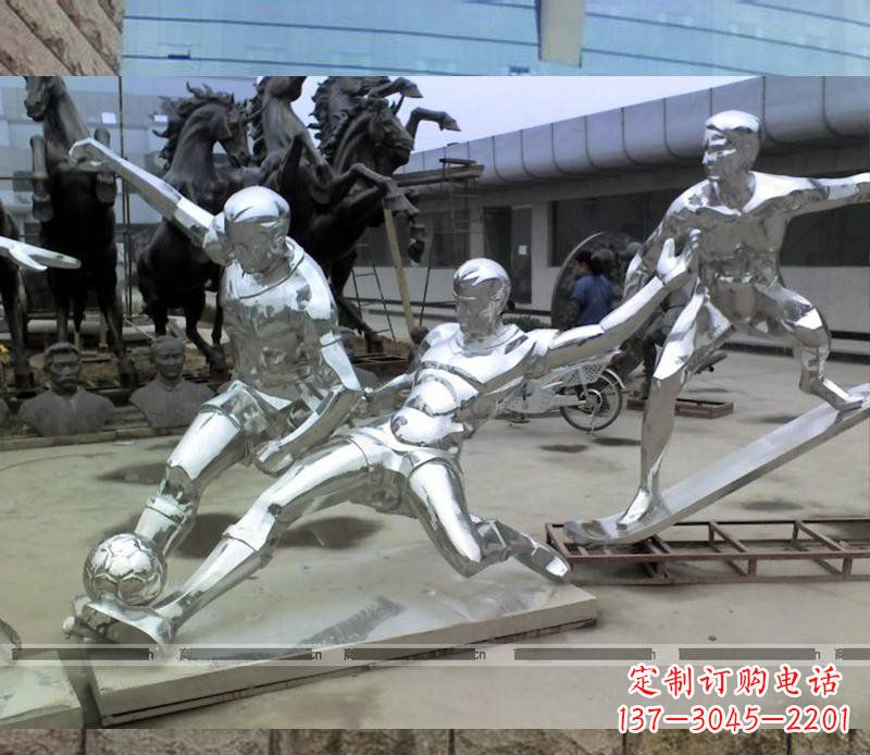 威海玩足球的不锈钢雕塑