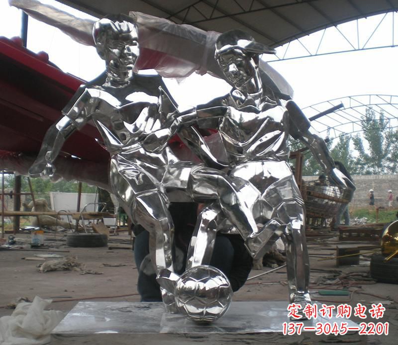 威海展现足球精神的不锈钢雕塑