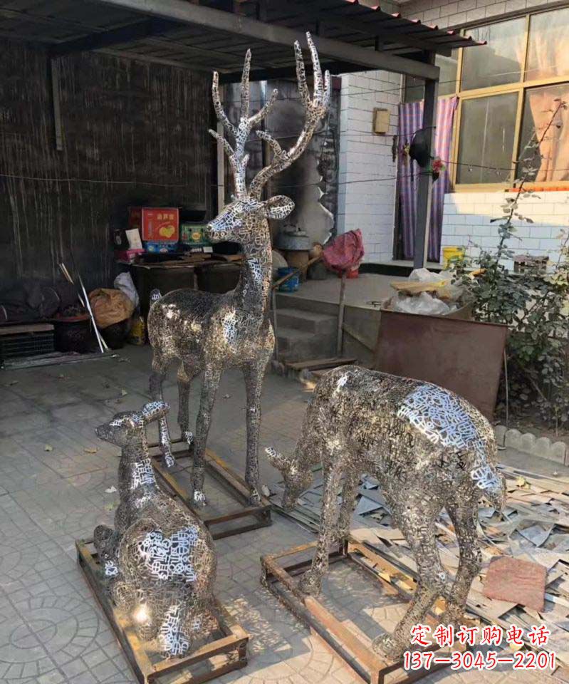 威海不锈钢庭院里的梅花鹿雕塑