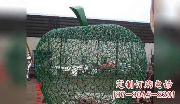 威海不锈钢网制作的苹果雕塑——精致且耐久