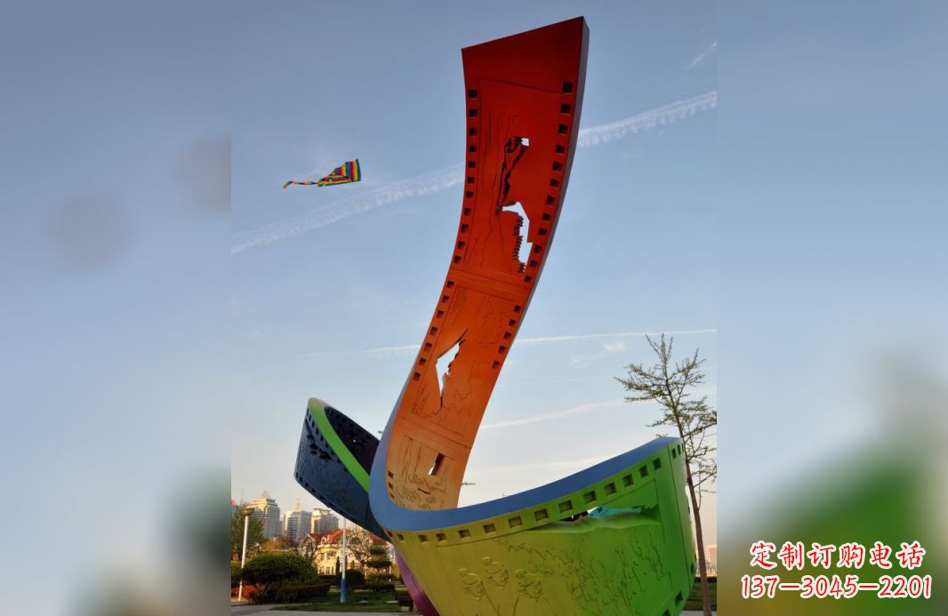 威海不锈钢五彩胶卷广场雕塑——现代美学的象征
