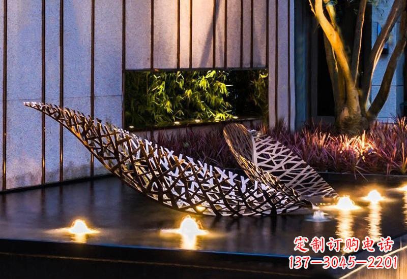 威海不锈钢小区镂空树叶雕塑给小区添彩