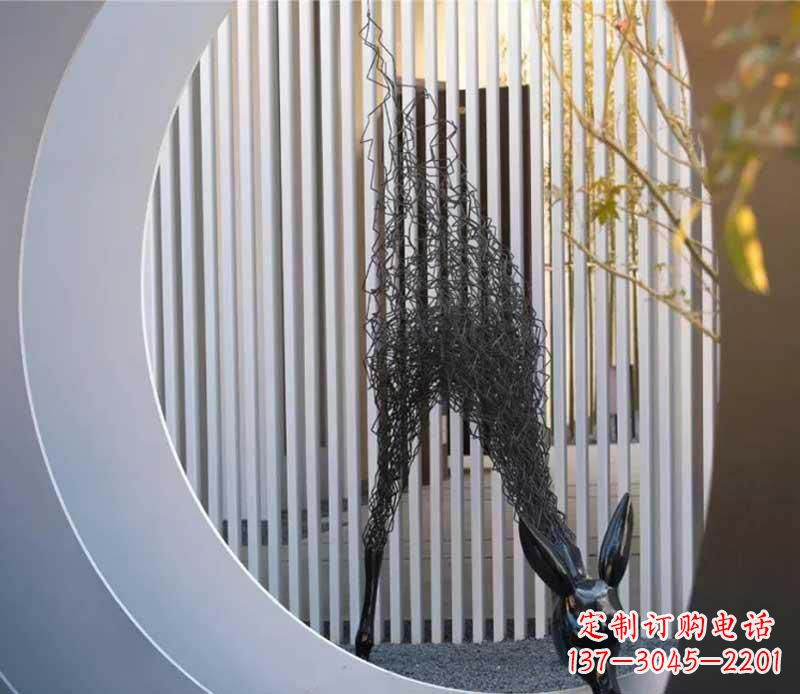 威海不锈钢小区的长颈鹿雕塑