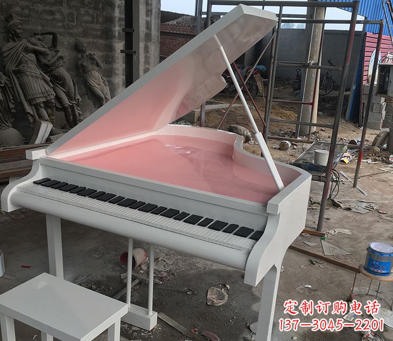 威海校园里的钢琴雕塑