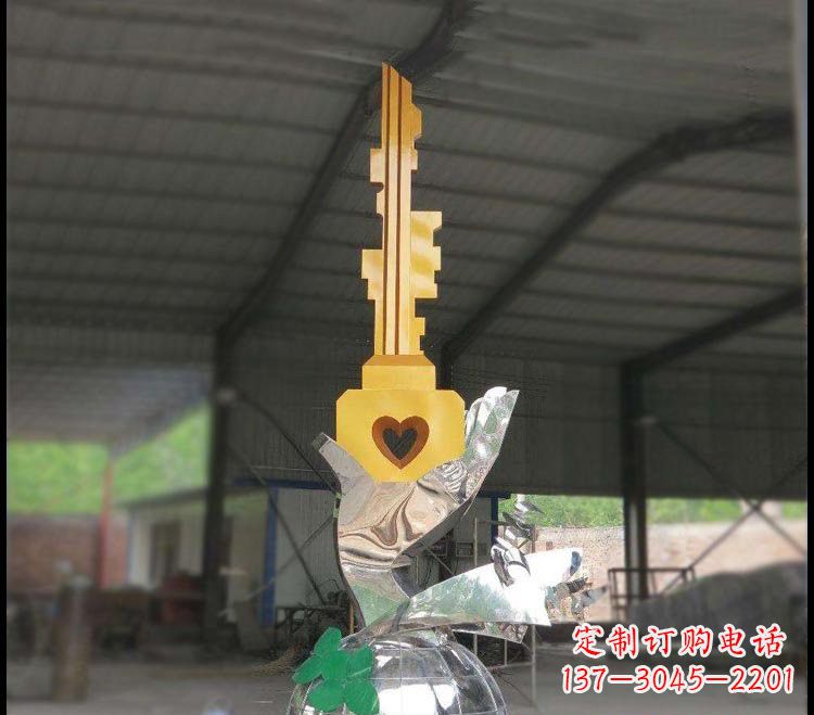 威海不锈钢校园手提钥匙雕塑