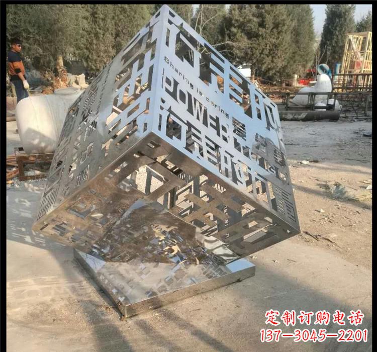 威海不锈钢艺术镂空魔方雕塑给空间带来新的灵感