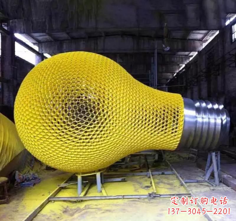 威海不锈钢灯泡雕塑精美而又抢眼