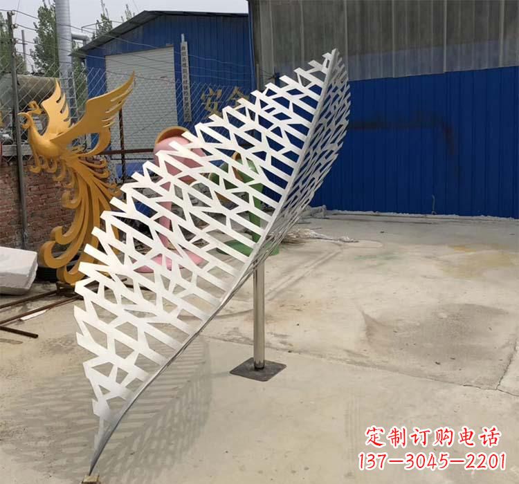 威海不锈钢园林树叶雕塑