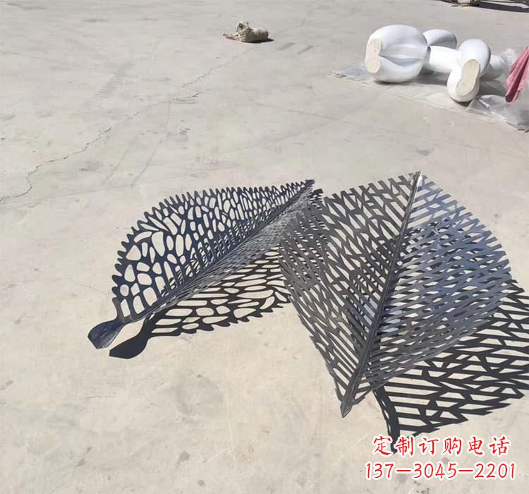 威海不锈钢园林镂空树叶雕塑给空间增添美感
