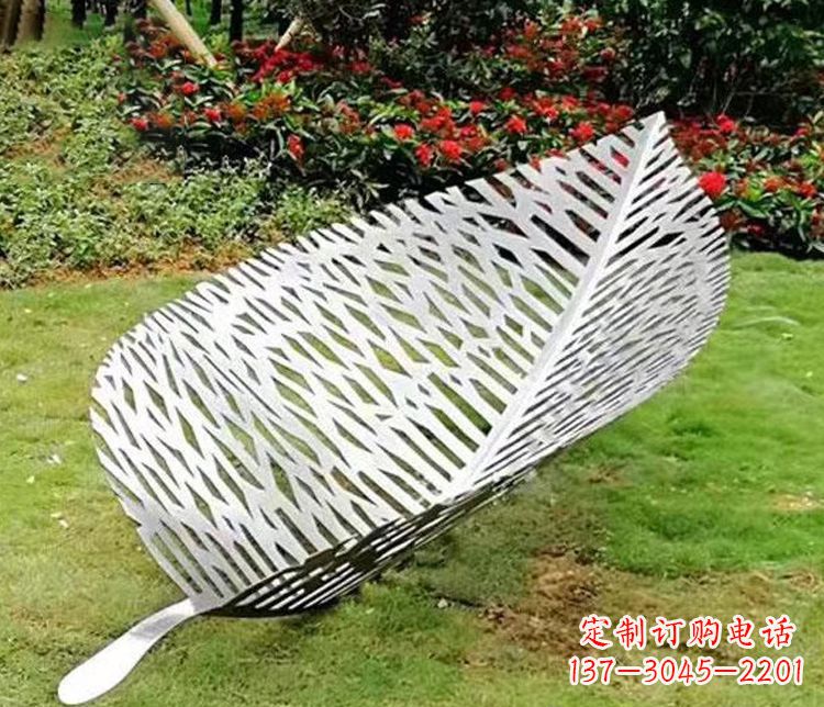 威海不锈钢园林镂空树叶雕塑精美而抽象