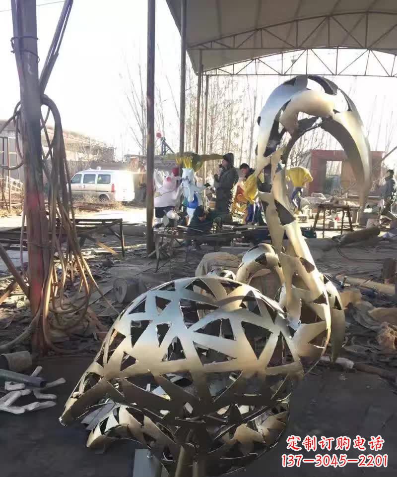 威海不锈钢天鹅雕塑象征着幸福的美好