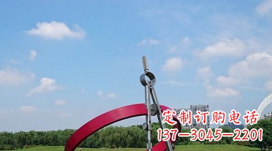 威海不锈钢圆规雕塑环绕着美景