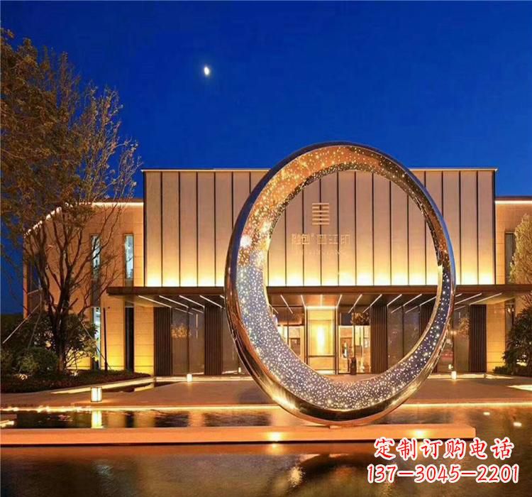 威海不锈钢圆环雕塑给空间增添无限美感
