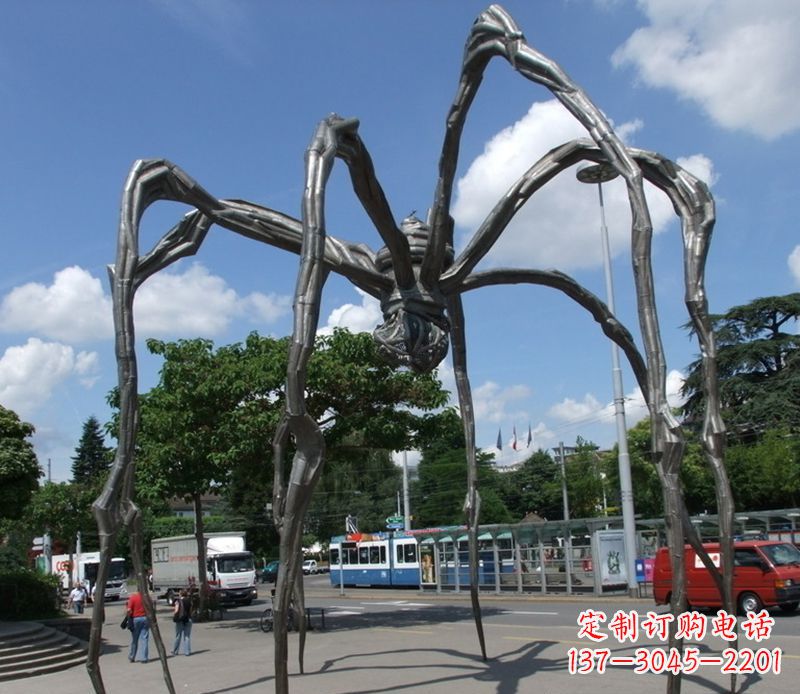 威海蜘蛛侠雕塑点缀不锈钢的景观