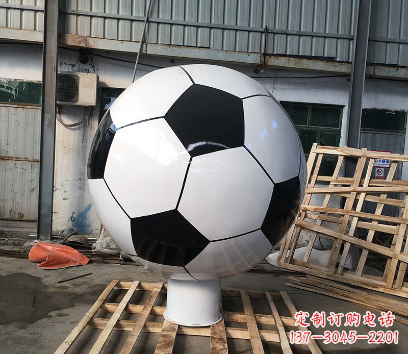 威海激发足球热情的不锈钢足球雕塑