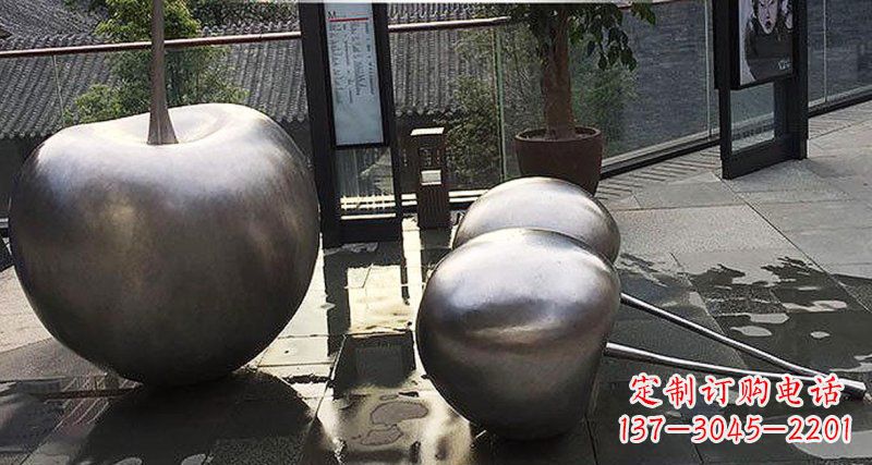 威海樱桃雕塑点缀步行街美丽景观