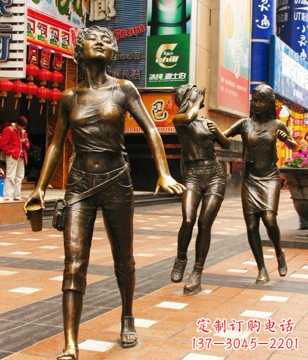 威海步行街逛街的女孩以铜雕的形式永久保存