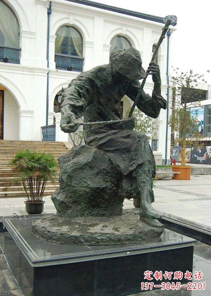 威海节奏轻快的二胡雕塑